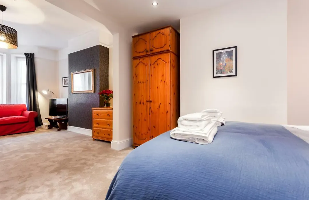Gorgeous Town Centre Apt With Courtyard Garden-1