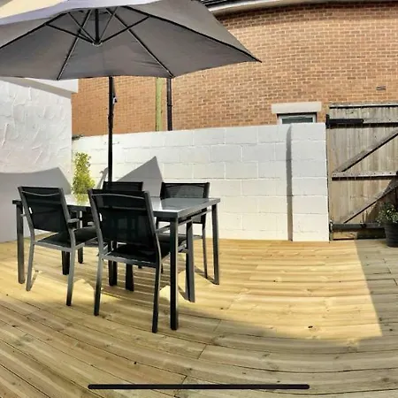 Gorgeous Town Centre Apt With Courtyard Garden-2