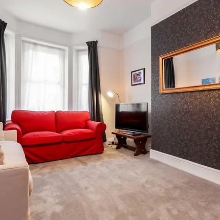 Gorgeous Town Centre Apt With Courtyard Garden-3